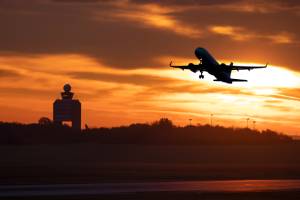 Start eineis Flugzeugs über dem Tower Budapest; Sonnenuntergang