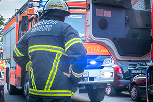 Feuerwehrleute im Einsatz mitten im Hamburger Wohngebiet – Stockfoto; iiStock 1267297349