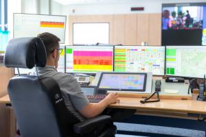 person in a control room with many displays; copyright Landesmedienservice Burgenland 