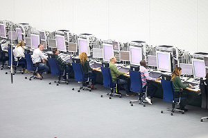 Blick in die DFS Kontrollzentrale München; 8 Fluglots:innen an ihren Arbeitsplätzen