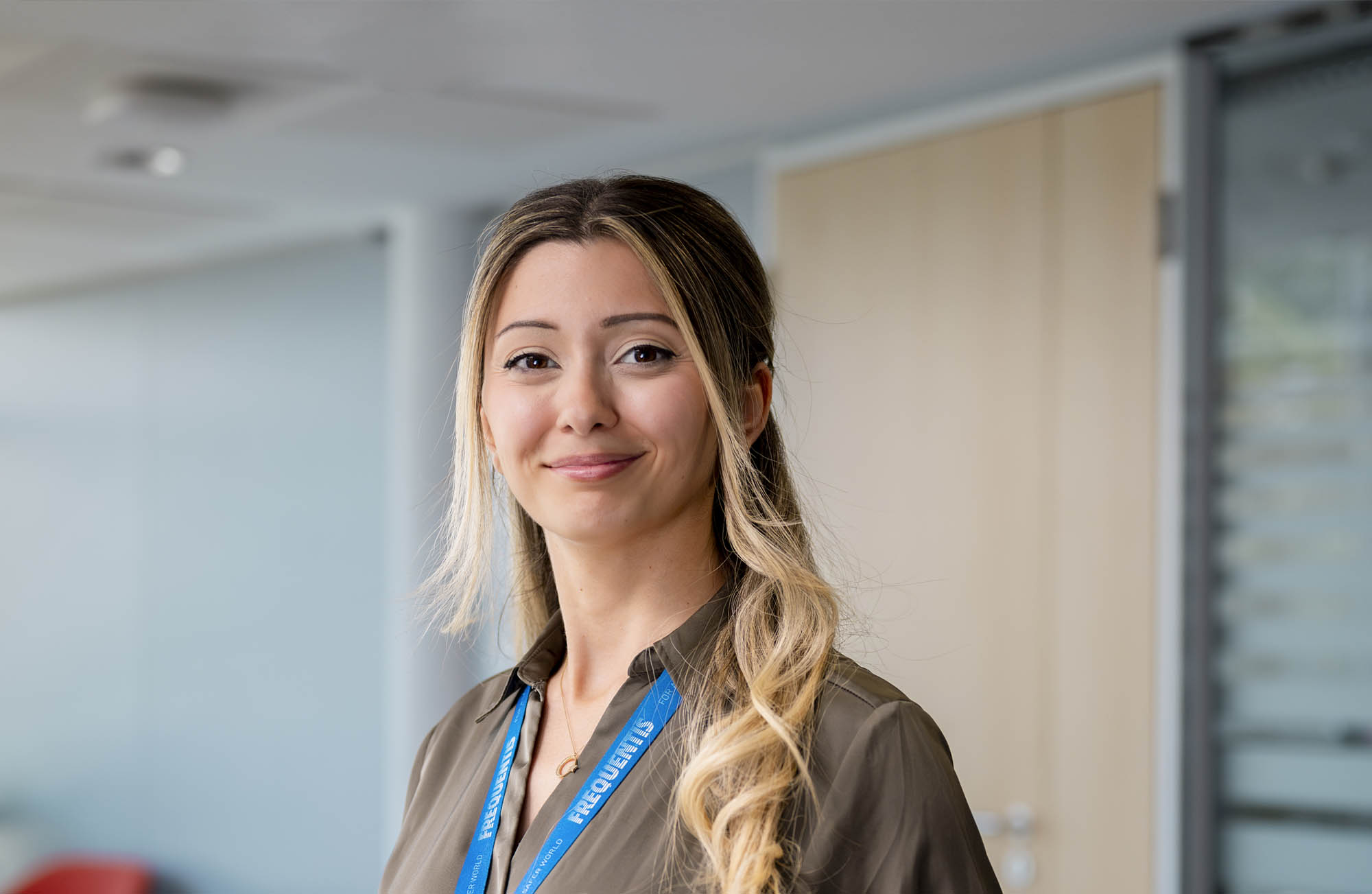 header picture showing an employee at Frequentis with professional experience