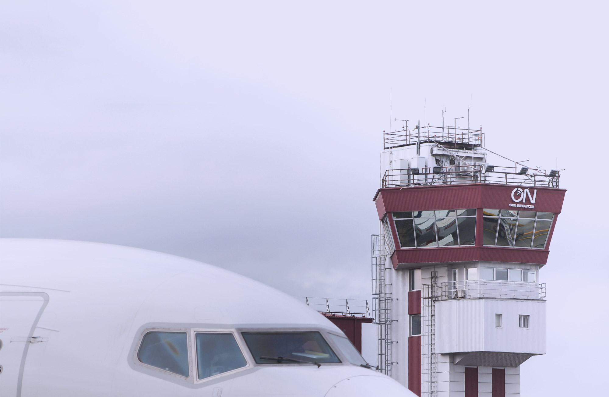 Customer reference Oro Navigacija web header, showing the tower and the front of an airplane