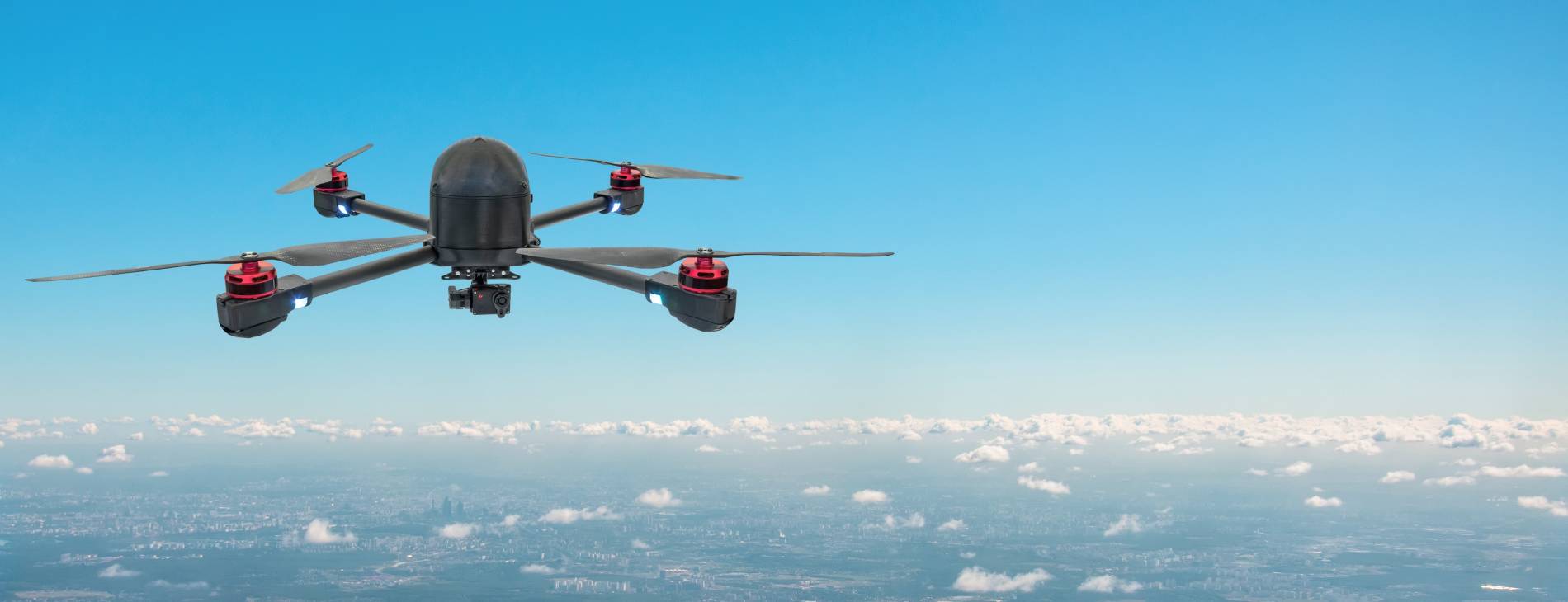  eine Drohne vor blauem Himmel;  copyright iStock