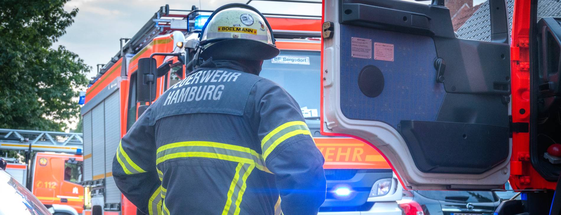 Feuerwehrleute im Einsatz mitten im Hamburger Wohngebiet – Stockfoto; iiStock 1267297349